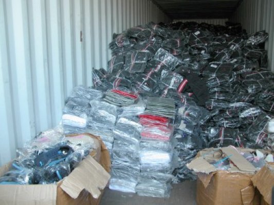 Poliţiştii şi vameşii constănţeni au confiscat chiloţi şi trenuleţe